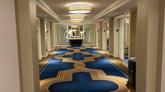 Viele feine Aufzüge führen hinauf bis in den 36. Stock