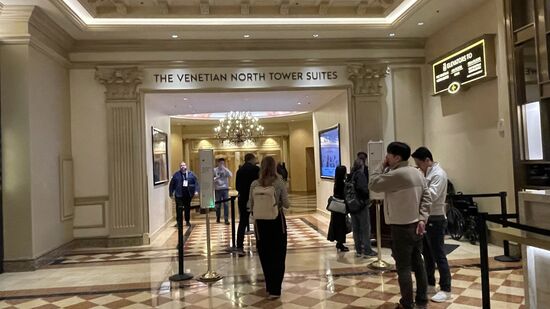 Thomas hat uns dieses Mal im „Venetian“ eingemietet-nachdem wir unser Auto im Parkhaus „versenkt“ haben, betreten wir ein Hotel, das fast so groß wie Venedig selber ist—