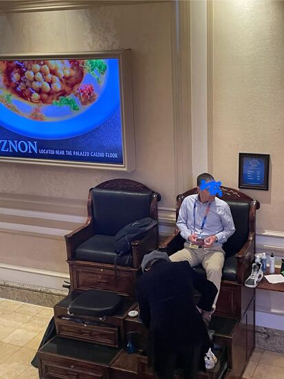 Schuhputzer verrichten ihre Arbeit