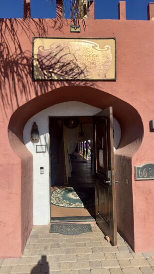 Noch einmal das Hotel bei Tageslicht. Es war mit ca 120 Euro/Nacht pro Dozi inkl Frühstück für hiesige Verhältnisse sehr günstig