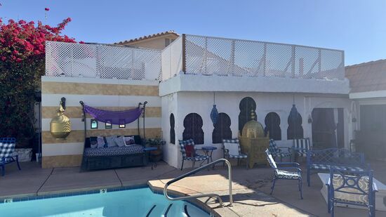 Man muss aber wie ich den orientalischen Stil mögen. Ab 17 Uhr ist hier kein Personal mehr—es gibt weder Bar noch Restaurant und das Frühstück wir nach Liste in einer Tüte für jedes Zimmer bereit gestellt. Man kann dann auf der Terrasse frühstücken