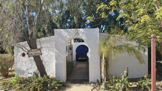 Hier gehts in den Wellness-Garten. Angeboten werden Massagen zu horrenden Preisen und es gibt 2 Saunen, die aber nicht sehr einladend aussehen.