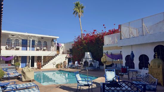 Der Pool ist schön und sauber -und warm durch die heißen Quellen.
Alles ist sehr gepflegt