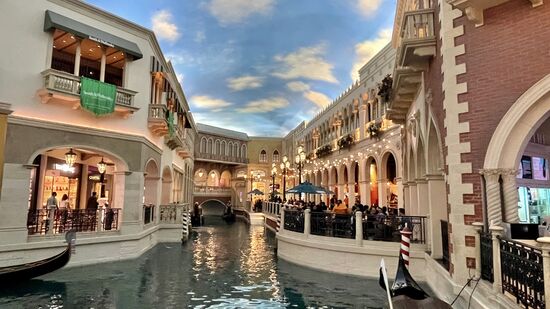 Unglaublich, wie es den Künstlern und Architekten gelungen ist, einem das Gefühl zu vermitteln, man wäre in Venedig—der Himmel sieht täuschend echt aus