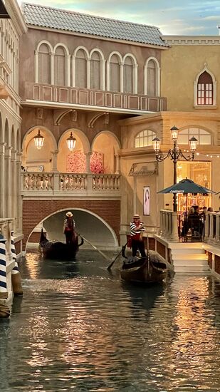 Gondoliere fahren durch die Wasserstraßen…