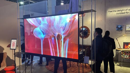 Einen TV als Raumteiler—man kann von beiden Seiten schauen