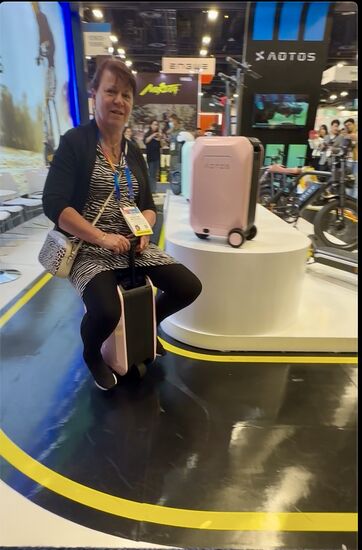 Ein Trolley als Scooter—da muss ich unbedingt mal ein paar Runden drehen 
Ob dies wirklich das Fortbewegungsmittel der Zukunft sein wird, stellen wir in Frage - insbesondere wenn es um längere Strecken geht