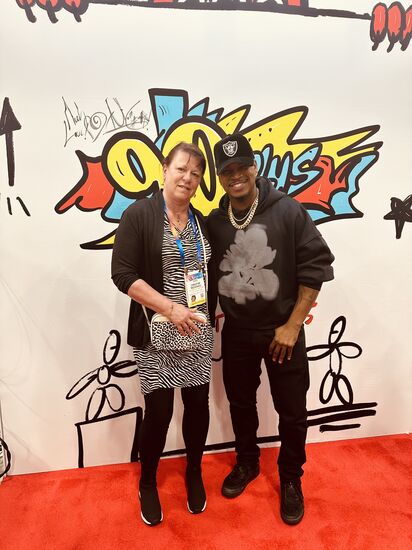 Kennt jemand „Ne-Yo“ ? Sänger, Songwriter und Schauspieler.
Wenn alle ein Foto mit ihm wollen, will ich auch eins…