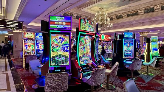 Zurück durch Hotel…. Und natürlich geht es wieder an Hunderten von einarmigen Banditen vorbei.