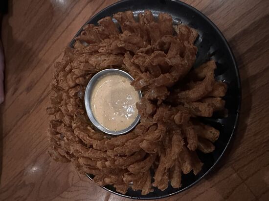 Wir essen mal wieder im „Outback“ unserem bevorzugten Steakhaus. Vorweg gibt es die von uns geliebte „Zwiebelblume“