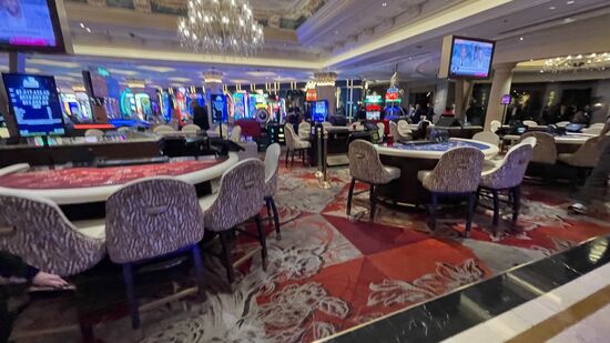 Heute besuchen wir die Messe—dazu müssen wir erstmal wieder durch das Hotel laufen. Auch in der Früh sind schon einige am zocken