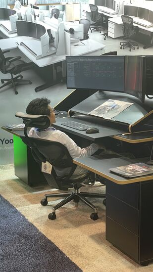 Hier sehen wir einen Mega bequemen Arbeitsplatz! Das darf Thomas seinen Mitarbeitern aber nicht zeigen