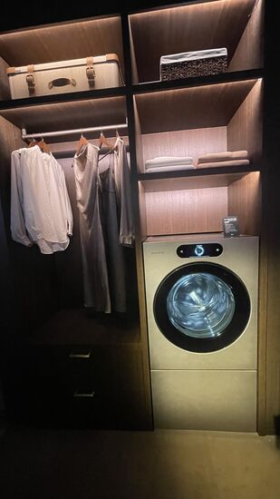 Die Zukunft: Waschmaschine&Trockner im Kleiderschrank! Das Design ist sehr schick. Unten befindet sich noch ein kleines Fach um Einzelteile zu waschen.
Direkt von der Maschine auf den Bügel -  unser Wohnumfeld wird sich  zukünftig ändern. Diese Maschine hier erkennt übrigens das Material der zu waschenden Kleidung, den Verschmutzungsgrad und passt das Wasch- und Trockenprogramm eigenständig an. Somit können alle Männer zukünftig Wäsche waschen