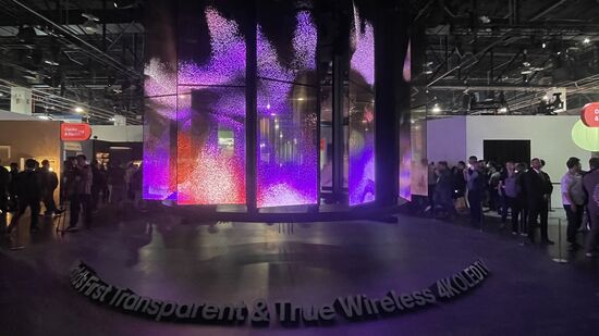 Große transparente Fernseher sind ein bestimmendes Thema