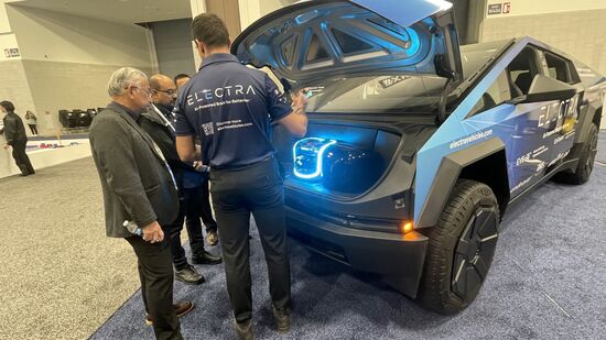 Und hier noch mal der Tesla-Cybertruck—hier steht er bei dem Zulieferer des Batteriemanagements. Sie haben ein besondere Anwendung entwickelt, um den Batteriestatus und die Reichweite zu optimieren.