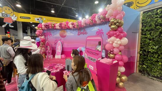 Ein Barbie-Stand… KODAK stellt hier Kameras für Kinder und für Parties aus. Und gleich auch die Drucker zum Ausdrucken.
Hilfe…!