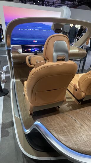 Ein LG-Elektro-Mobil. In Autos findet die Elektronik immer mehr Einzug. Zukünftig werden wir nur noch selbstfahrende Fahrzeuge haben, lehnen uns zurück, schauen Nachrichten oder einen Film oder bereiten uns auf einem Geschäftstermin vor.