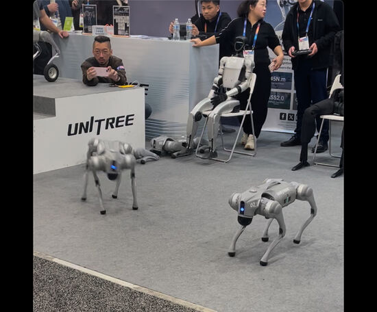 Diese Kreaturen sind etwas unheimlich—wie die Haustiere der Zukunft..?
Auf dem Stuhl sitzt ein Exemplar, welches einem Menschen ähnlich sieht. Einsatzbereiche? In der Pflege, im Sicherheitsbereich, als Kurier. Die Motorik dieser Maschinen ist schon sehr erschreckend.