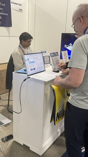 Unsere ersten Wege führen uns in die Hallen EUREKA - hier werden die Innovationen des Jahres vorgestellt. Thomas interessiert sich hier für eine Anwendung, die kontaktlos das Befinden eines Patienten ermittelt. Man gibt lediglich das Alter an. Innerhalb von 40 Sekunden ermittelt das Programm - rein basierend auf den Videoaufnahmen - das Befinden des „Patienten“. Blutdruck, Stressfaktor, mögliche Krankheiten, etc. - Der Hersteller kommt aus Korea, wird mit dieser Software in diesem Jahr in den USA auf den Markt gehen und sucht noch Partner für Europa, speziell Deutschland. Zielgruppe sind Alten- und Pflegeheime, Krankenhäuser, etc. 
In Korea wurde das Produkt erfolgreich beim Militär eingesetzt. 
Anmerkung der Redaktion: Thomas hat seine Visitenkarte da gelassen und hat am gleichen Abend alle Infos und Präsentationen über das Produkt bereits per Mail erhalten.