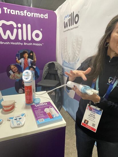 Ein dominierendes Thema der diesjährigen Messe ist das Thema AI - alles wird immer intelligenter. Selbst die Zahnbürste für Kinder ist App-überwacht (da können die Eltern auf dem Sofa sitzen bleiben, während die Kinder im Bad die Zähne putzen)
Braucht man das alles? Sicherlich in einigen Bereichen, aber es sollte auch immer noch Grenzen geben.