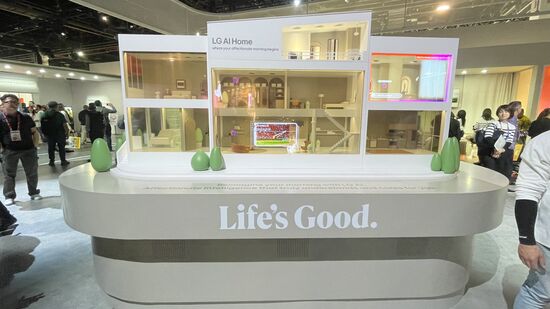 LG stellt hier ein Home AI Konzept vor. Alles im Haus ist vernetzt und AI koordiniert alle Funktionen von Geräten im Haus.