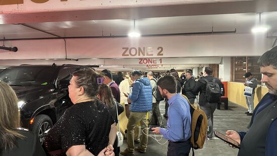 Ein „Parkwächter“ läuft zwischen den Autos her und brüllt die Namen der Fahrgäste—oh Wunder scheint es zu klappen, jeder findet sein Fahrzeug….