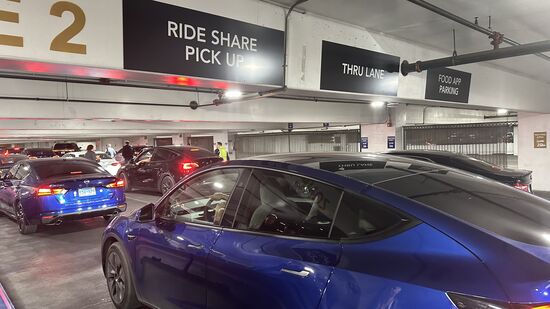 …auch wir dann irgendwann—unser Fahrer fährt zügig durch das Chaos von Vegas