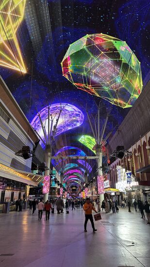 Wir besuchen die „Freemont street“ die bekannteste Meile von Downtown