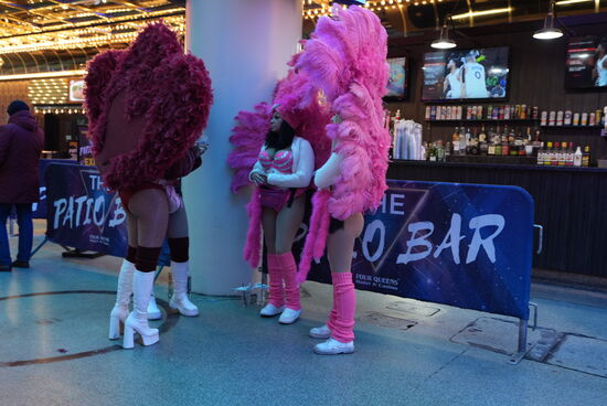 Animierdamen… sie sind darauf aus, fotografiert zu werden. Und erwarten dann einen Tip von mindestens 10 USD