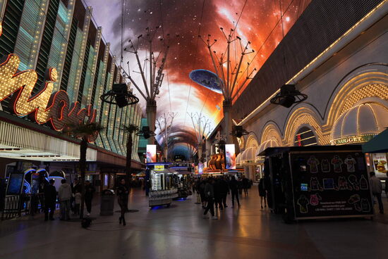 Das Publikum hier auf der Straße wirkt nicht so „abgehoben“ wir auf dem Las Vegas Strip. Dort ist es ein Schaulaufen der Eitelkeiten. Hier sind mehr „Normalos“.