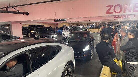 Unzählige Wagen kommen und sammeln Fahrgäste ein—die meisten sind sicher von der CES