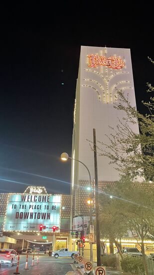 …und liefert uns dann vor dem „Golden Nugget“ ab.