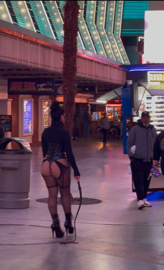 Auch diese Dame versucht hier Geld zu verdienen….das Ganze erinnert doch eher an eine überdachte rote Meile. Aber das ist es nicht. Die Amerikaner sind in der Hinsicht eher prüde. Öffentliche Prostitution gibt es nicht. Diese Dame hier darf sich nur in den am Boden aufgemalten Kreis bewegen und versucht Interessenten zu bewegen, sich mit ihr fotografieren zu lassen. Natürlich gegen einen entsprechenden Tip.