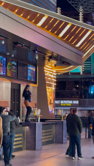 Rechts und links sind lange Bars, auf den Tischen tanzen die Damen….