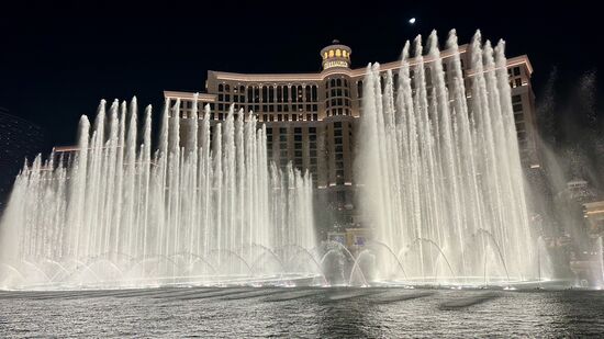 Den ganzen Tag über verfolgen wir im Internet die Situation hinsichtlich der Brände in Los Angeles Country. Gerade ist eine Evakuierung von Hollywood angekündigt worden, da in den Hollywood Hills ein Feuer ausgebrochen ist.
Wir nehmen auch mit Tim Kontakt auf. Er kann uns beruhigen: ihnen geht es gut und sie wohnen ca. 40 Meilen nördlicher. So wie der Wind steht, bedeutet dies keine Gefahr. Er meint, am Freitag sei Hollywood wieder normalisiert und wir könnten dann dort hin reisen.
Wir wollen erst einmal schlafen, reisen morgen weiter ins Death Valley und werden dann aufgrund der aktuellen Situation entscheiden, ob wir nach Hollywood reisen oder eine Alternative suchen.
Wir haben uns schon auf Hollywood gefreut, aber Sicherheit geht vor.
Auch wenn dort selber keine -oder Brände sind, ziehen dort doch die Gase hin, sodass die Luft belastet ist. Auch soll das Wasser belastet sein.