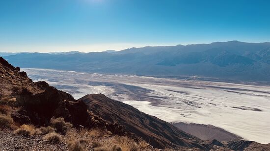 Der Aussichtspunkt ist auf auf 1669m Höhe - mit bestem Blick auf das „Death Valley“