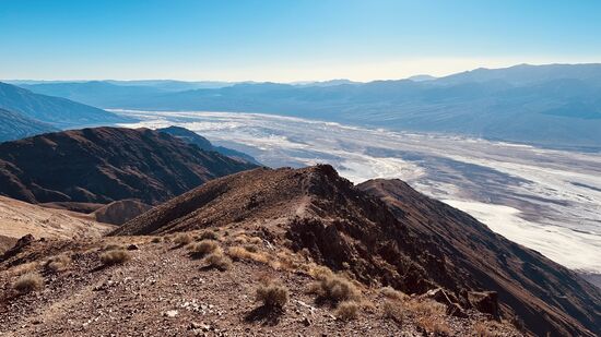 Wir gehen auf dem Kamm entlang bis zum Ende—ein wenig klettern und vorsichtig wegen des losen Kieses