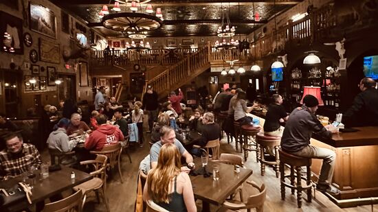 Ich bin begeistert. Wir essen im „Saloon“ - der auch wie ein richtiger Saloon aussieht