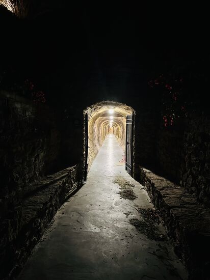Zum Eingang ins Hotel wurde ein Tunnel in den Berg geschaffen-am Ende wartet ein Fahrstuhl