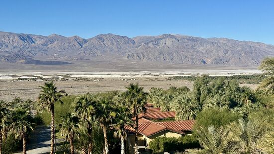 Es liegt auf einem Berg und man hat eine tolle Aussicht auf die Wüste