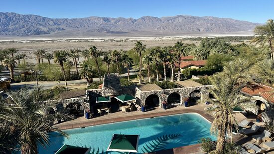 Die Anlage ist eine kleine Oase mit Palmen