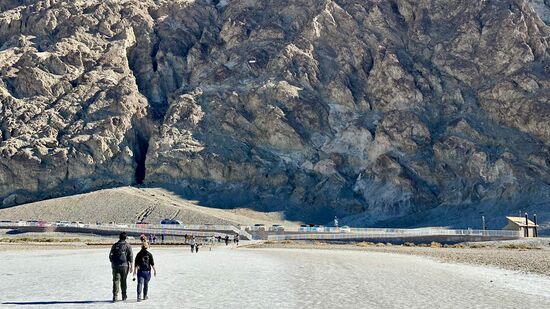 Dort hinten am Felsen ist die Höhenmarkierung des Meeresspiegels—beim Vergrößern sehr ihr das kleine weiße Schild