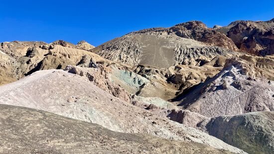 Wie eine bunte Farbpalette sehen die Felsen aus!