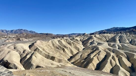 Die goldschimmernden Felsen des „Zabriskie Point“ sind ein beliebtes Fotomotiv des Death Valley und deshalb bestimmt einigen bekannt