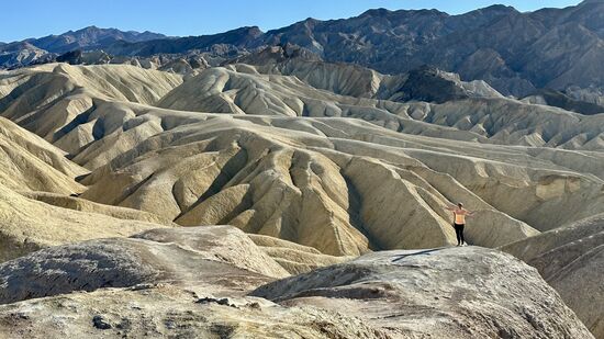 Wir haben leider einen ungünstigen Sonnenstand erwischt, deshalb fehlt der Goldschimmer, aber wie ich da stehe, sieht ma doch wie beeindruckend die Felsen sind