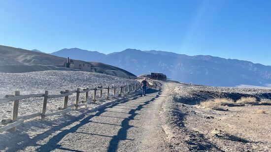 Jetzt wird es noch einmal geschichtlich spannend, am „Harmony Borax Works Trailhead“—eine ehemalige Borax-Mine