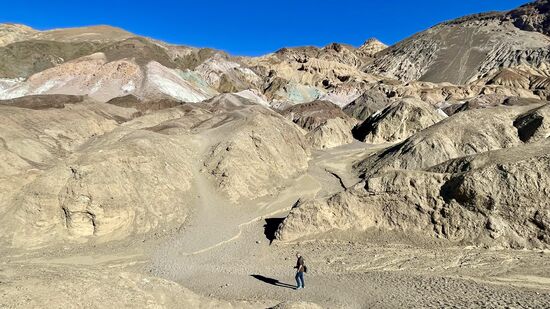 Einige bunte Felsen möchten wir uns genauer ansehen und kraxeln zwischen den Felsen herum