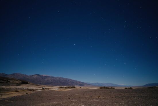 Nach dem Abendessen geht es noch einmal zur Borax-Mine. Die Milchstraße zeigt sich heute Abend nicht und die Sterne kommen leider nicht so zur Geltung, da fast Vollmond und es nicht richtig dunkel ist.