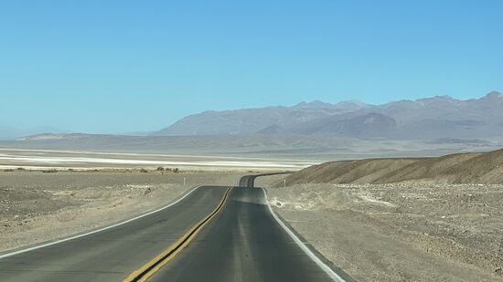Für uns gehts heute weiter Richtung Los Angeles. Thomas hat uns gestern noch eine Übernachtung im Hyatt am Airport gebucht. Vielleicht können wir trotzdem noch Hollywood besuchen—je nach Situation mit dem Feuer