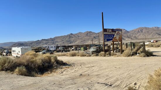 Ein Vorort erinnert an einen riesigen Schrottplatz
